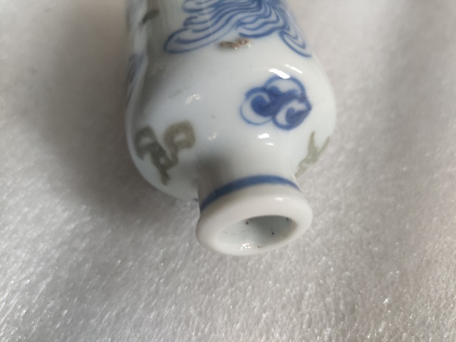 古玩陶瓷青花加紫飄帶繡球獅子紋鼻煙壺真品鑒賞圖