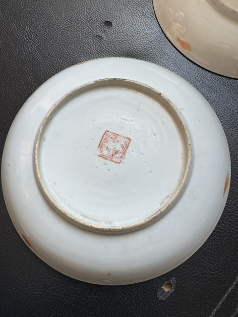 古玩陶瓷粉彩蝶戀花紋盤真品鑒賞圖