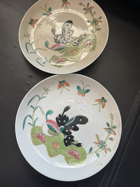 古玩陶瓷粉彩蝶戀花紋盤真品鑒賞圖