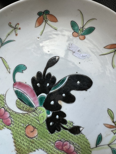 古玩陶瓷粉彩蝶戀花紋盤真品鑒賞圖