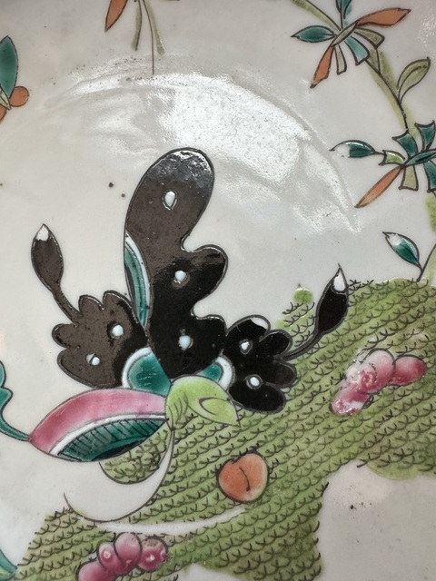 古玩陶瓷粉彩蝶戀花紋盤真品鑒賞圖