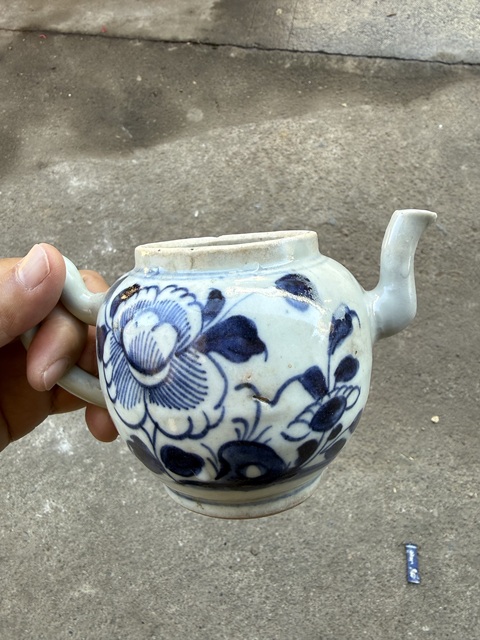古玩陶瓷花卉紋青花執壺真品鑒賞圖