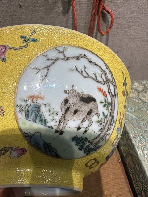 古玩陶瓷內青花外黃底軋道粉彩開光三羊開泰圖善碗真品鑒賞圖