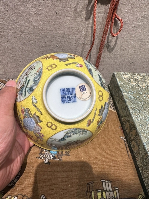 古玩陶瓷內青花外黃底軋道粉彩開光三羊開泰圖善碗真品鑒賞圖