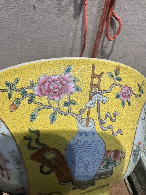 古玩陶瓷內青花外黃底軋道粉彩開光三羊開泰圖善碗真品鑒賞圖