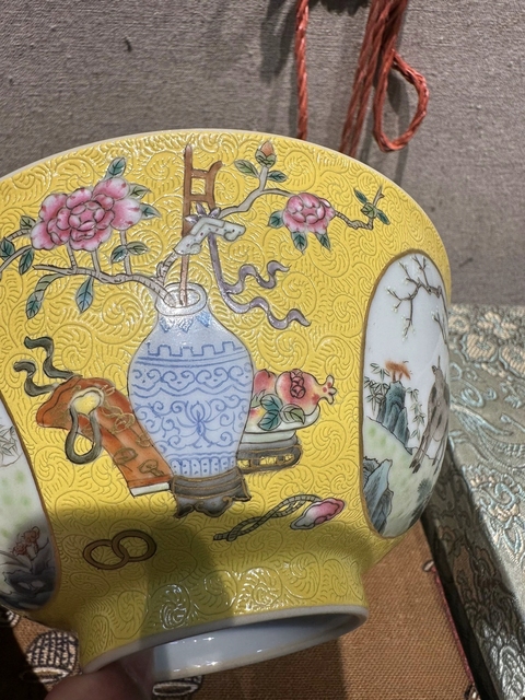 古玩陶瓷內青花外黃底軋道粉彩開光三羊開泰圖善碗真品鑒賞圖