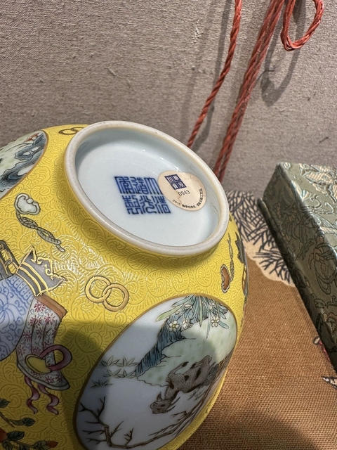古玩陶瓷內青花外黃底軋道粉彩開光三羊開泰圖善碗真品鑒賞圖