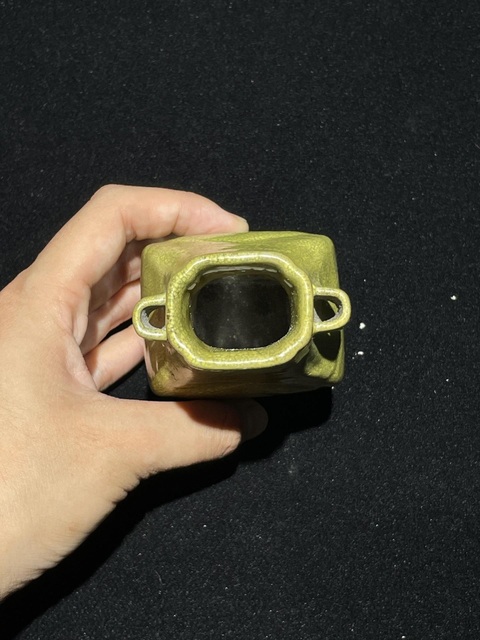 古玩陶瓷檸檬綠魚子紋貫耳瓶拍賣，當前價格4600元