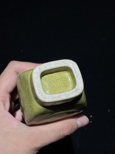 古玩陶瓷檸檬綠魚子紋貫耳瓶拍賣，當前價格4600元