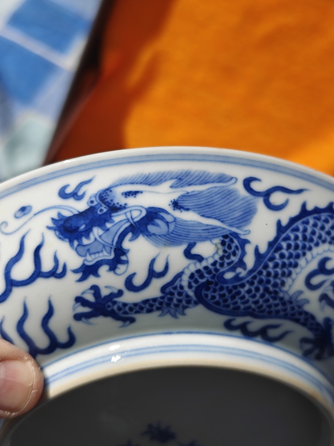 古玩陶瓷青花趕珠龍紋盤真品鑒賞圖