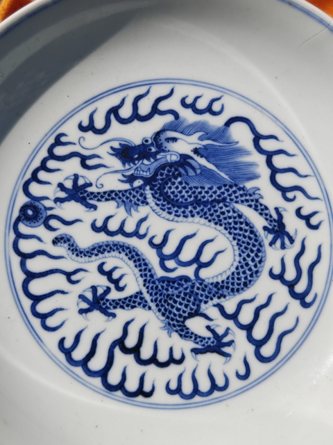 古玩陶瓷青花趕珠龍紋盤真品鑒賞圖