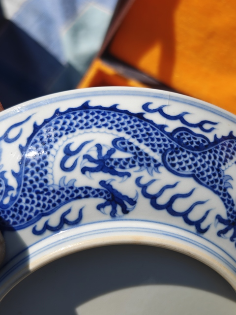 古玩陶瓷青花趕珠龍紋盤真品鑒賞圖