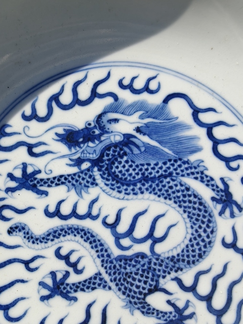 古玩陶瓷青花趕珠龍紋盤真品鑒賞圖