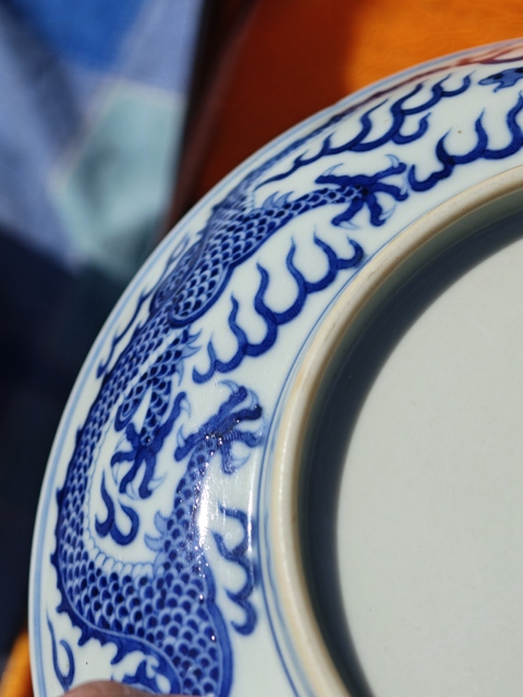 古玩陶瓷青花趕珠龍紋盤真品鑒賞圖
