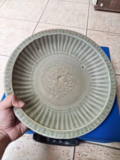 古玩陶瓷龍泉印花大盤真品鑒賞圖