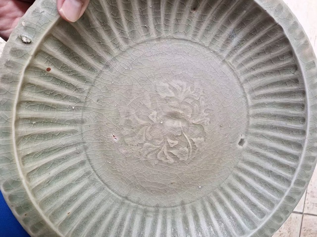 古玩陶瓷龍泉印花大盤真品鑒賞圖