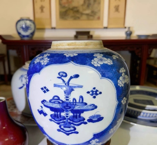古玩陶瓷清康熙青花留白冰梅博古紋罐真品鑒賞圖