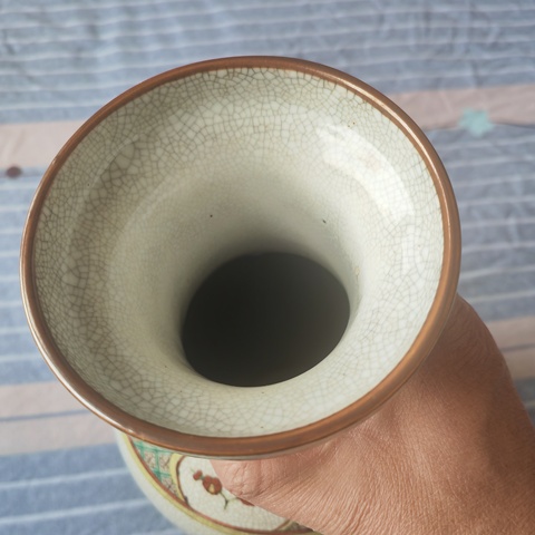 古玩陶瓷哥釉五彩刀馬人物盤口瓶真品鑒賞圖