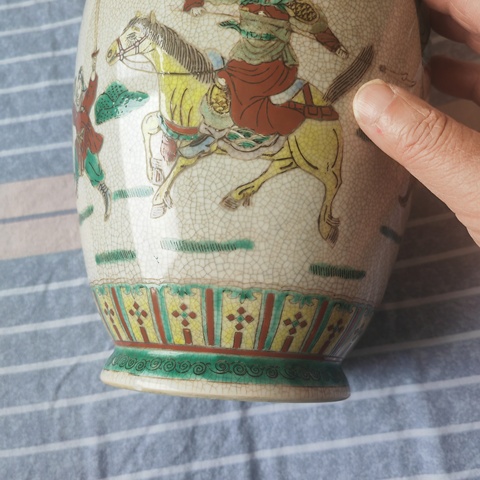 古玩陶瓷哥釉五彩刀馬人物盤口瓶真品鑒賞圖