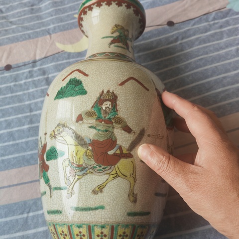 古玩陶瓷哥釉五彩刀馬人物盤口瓶真品鑒賞圖