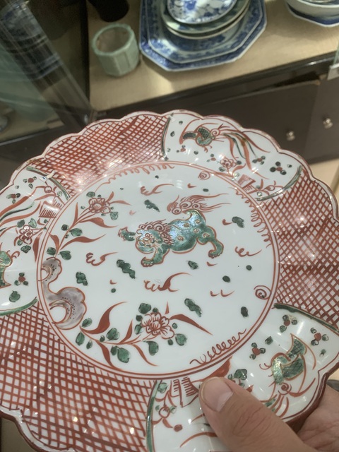 古玩陶瓷日本紅綠彩花口盤真品鑒賞圖