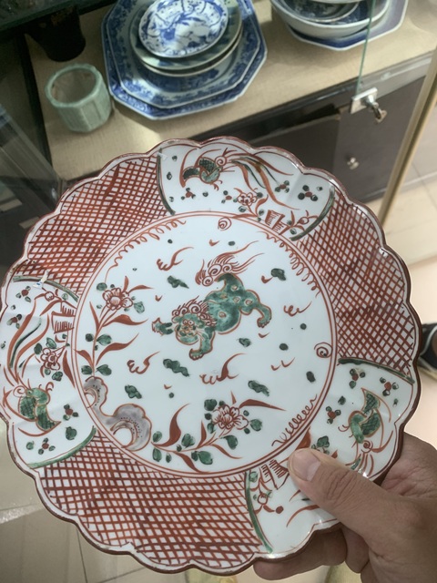 古玩陶瓷日本紅綠彩花口盤真品鑒賞圖