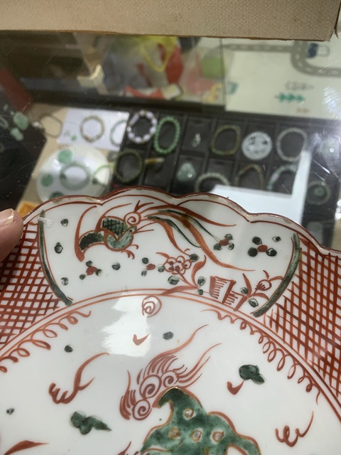 古玩陶瓷日本紅綠彩花口盤真品鑒賞圖