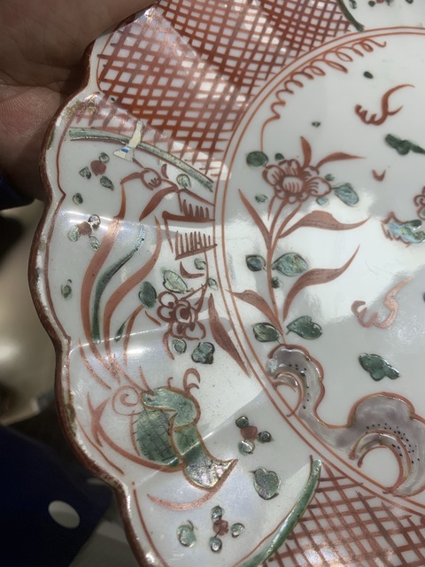 古玩陶瓷日本紅綠彩花口盤真品鑒賞圖