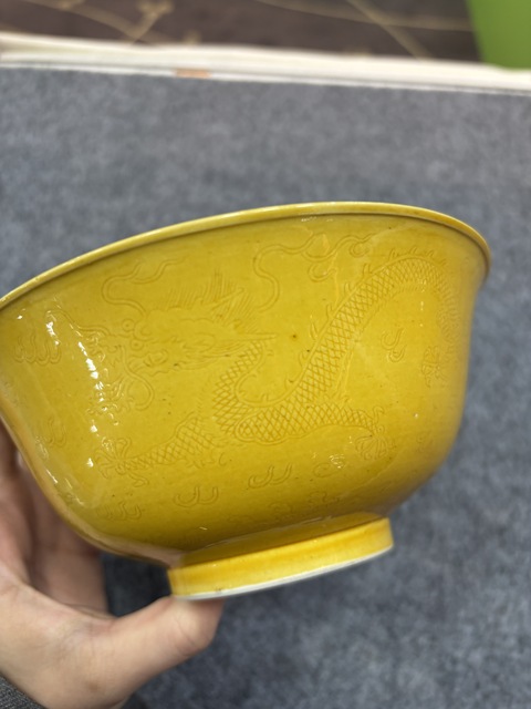 古玩陶瓷黃釉暗刻碗真品鑒賞圖