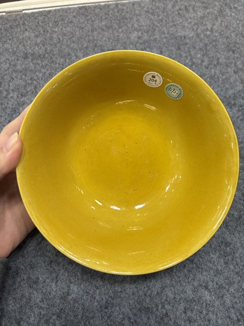 古玩陶瓷黃釉暗刻碗真品鑒賞圖