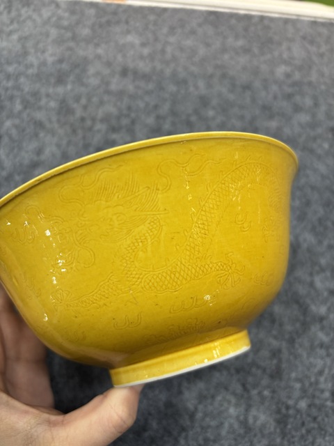 古玩陶瓷黃釉暗刻碗真品鑒賞圖