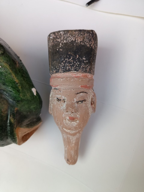 古玩陶瓷鑲嵌式人物三彩陶傭真品鑒賞圖