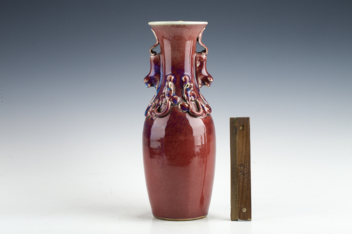 古玩陶瓷清晚·窯變紅釉堆塑螭龍獅耳瓶真品鑒賞圖