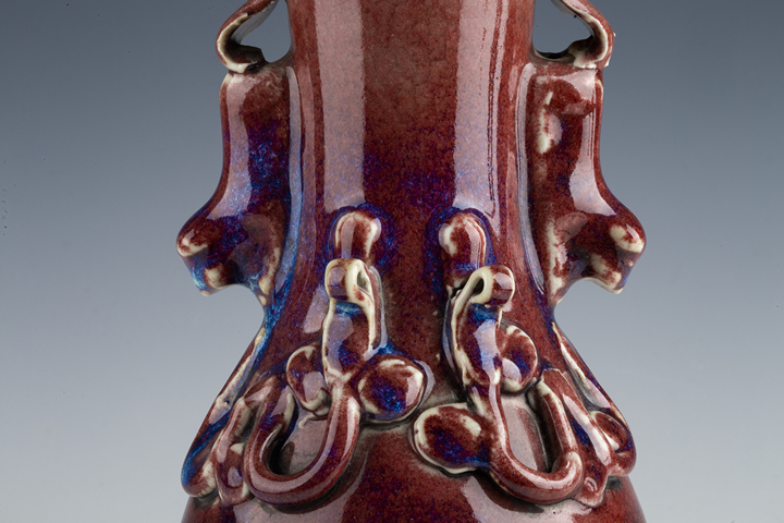 古玩陶瓷清晚·窯變紅釉堆塑螭龍獅耳瓶真品鑒賞圖