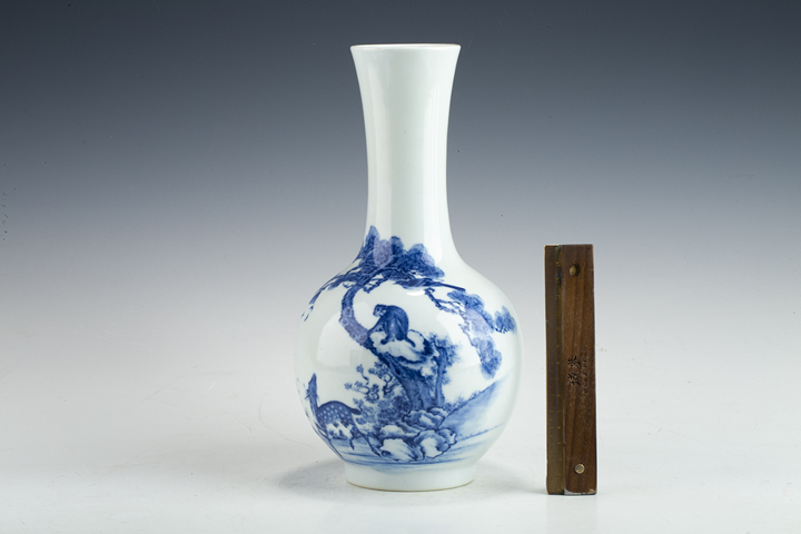 古玩陶瓷民國·青花喜祿封侯紋賞瓶真品鑒賞圖