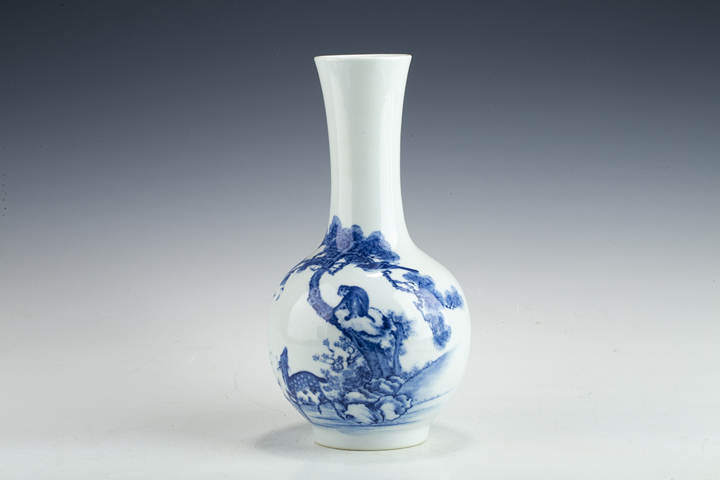 古玩陶瓷民國·青花喜祿封侯紋賞瓶真品鑒賞圖