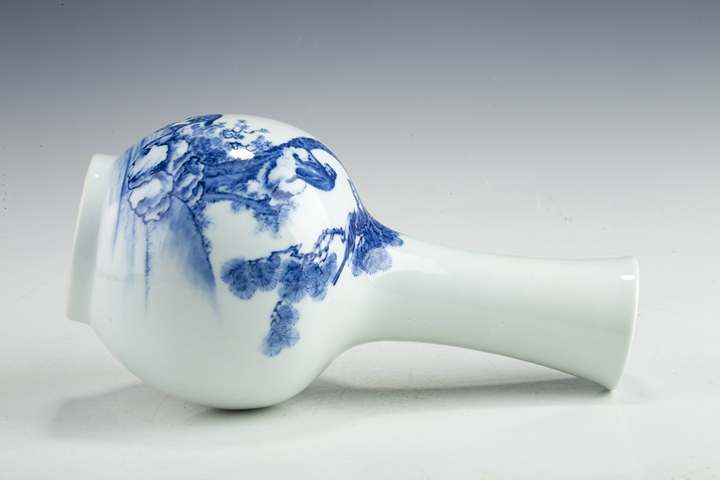 古玩陶瓷民國·青花喜祿封侯紋賞瓶真品鑒賞圖