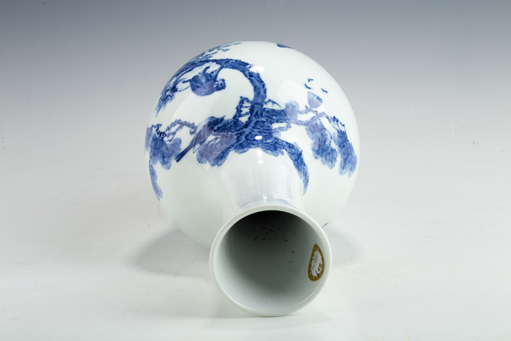 古玩陶瓷民國·青花喜祿封侯紋賞瓶真品鑒賞圖