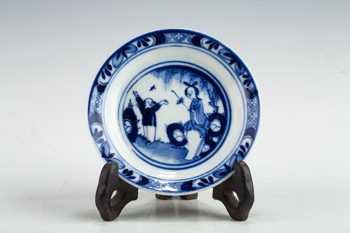 古玩陶瓷清晚·青花三娘教子紋小盤真品鑒賞圖