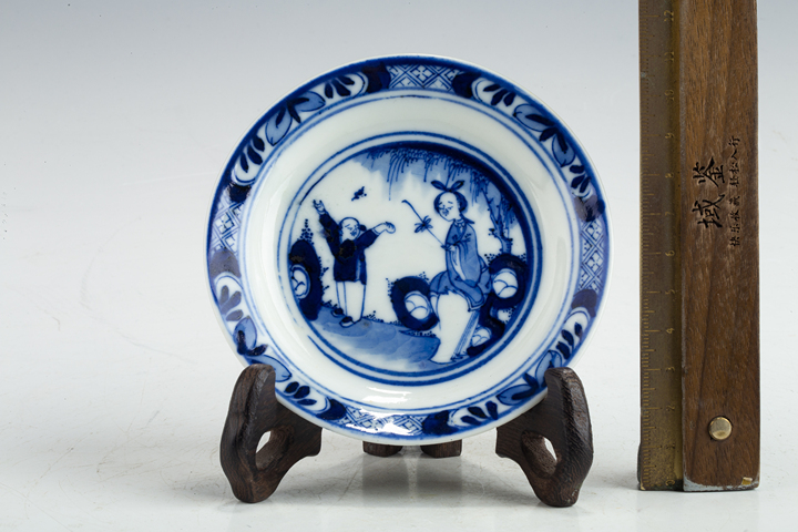 古玩陶瓷清晚·青花三娘教子紋小盤真品鑒賞圖