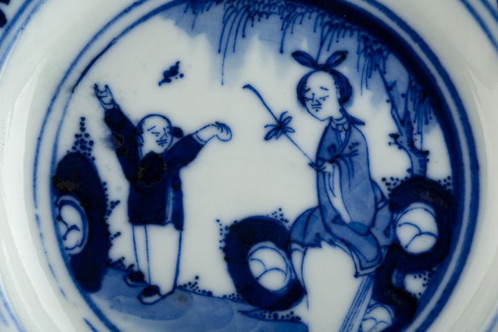 古玩陶瓷清晚·青花三娘教子紋小盤真品鑒賞圖