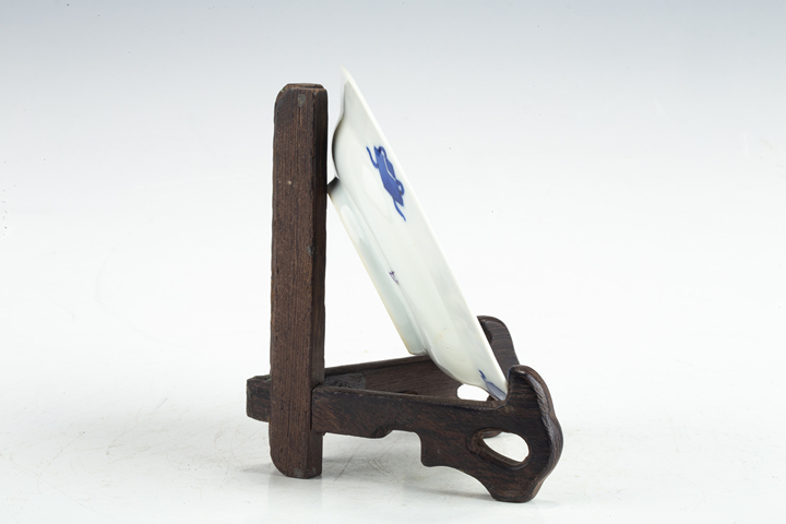 古玩陶瓷清晚·青花三娘教子紋小盤真品鑒賞圖