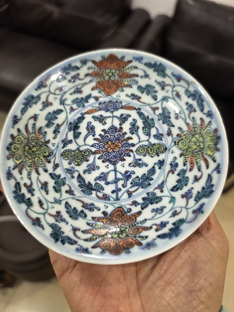 古玩陶瓷斗彩盤真品鑒賞圖