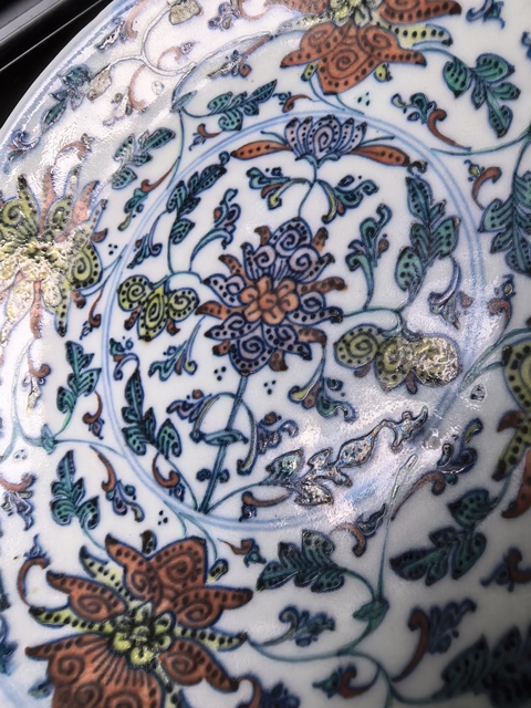 古玩陶瓷斗彩盤真品鑒賞圖