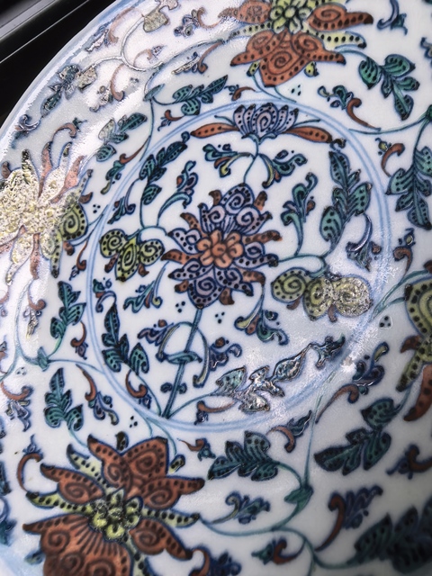 古玩陶瓷斗彩盤真品鑒賞圖