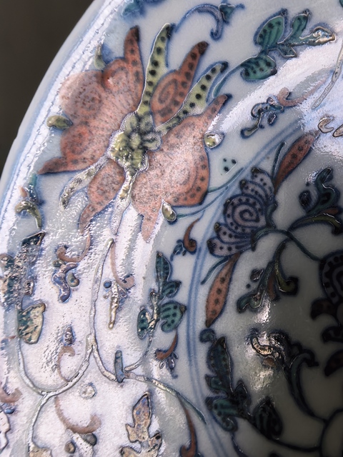 古玩陶瓷斗彩盤真品鑒賞圖