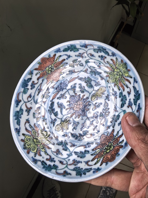 古玩陶瓷斗彩盤真品鑒賞圖