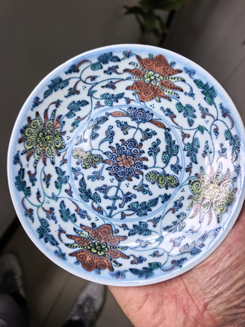 古玩陶瓷斗彩盤真品鑒賞圖