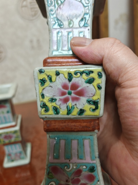 古玩陶瓷粉彩花卉紋花觚真品鑒賞圖