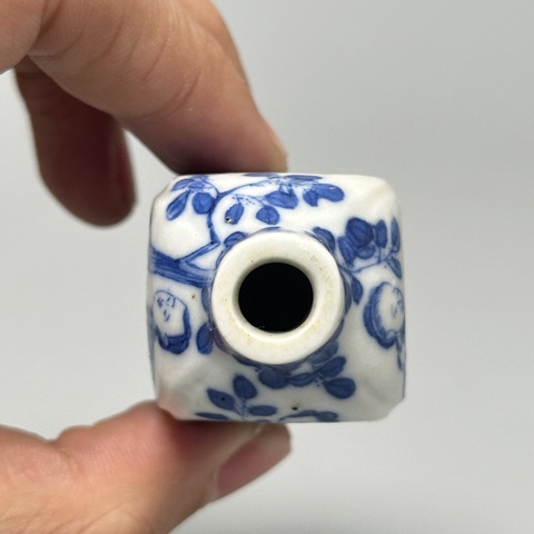 古玩陶瓷青花人物故事紋鼻煙壺真品鑒賞圖